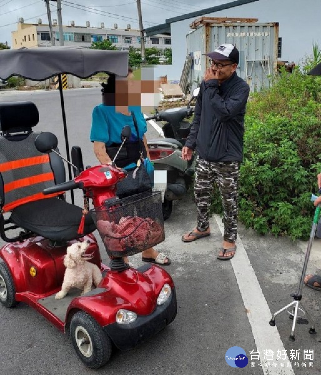 有輕度失智的老婦人，時常出了家門就忘記回家的路，家屬心急報警協尋，北港警方不到一小時內就立馬找到人，並將老婦平安護送返家。