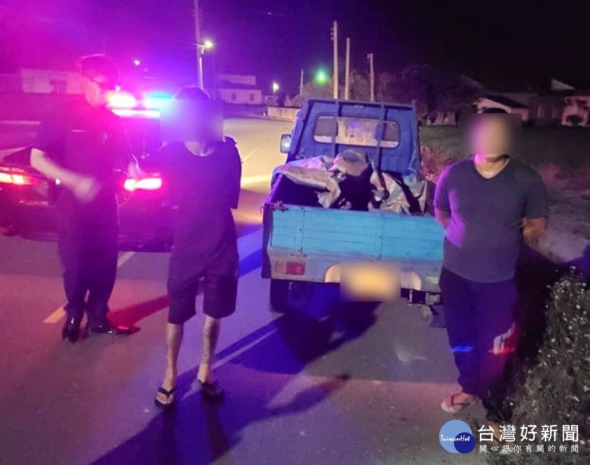 臺西警方獲報攔阻竊車嫌犯，各警所火速支援實施圍捕，警車鳴笛攔住犯嫌車輛，成功將涉嫌偷竊的兩名男子緝捕到案。