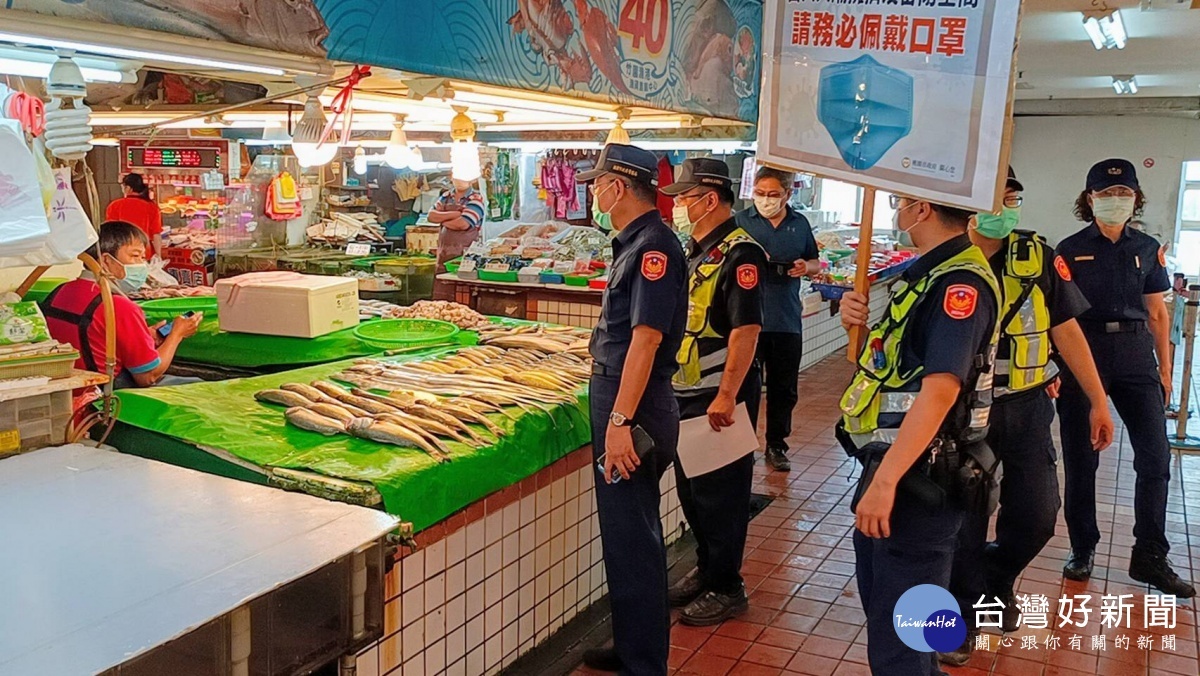 大園分局分局長吳明彥率員前往轄內大園市場、竹圍漁港等人潮易聚集場所進行巡查