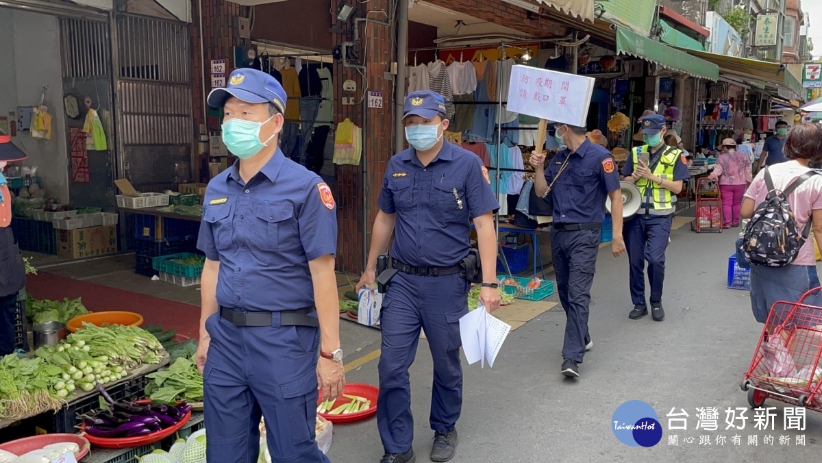 大溪警分局由副分局長蘇士誠帶隊，現地實施稽查，一旦發現有未戴口罩者，將嚴正執法