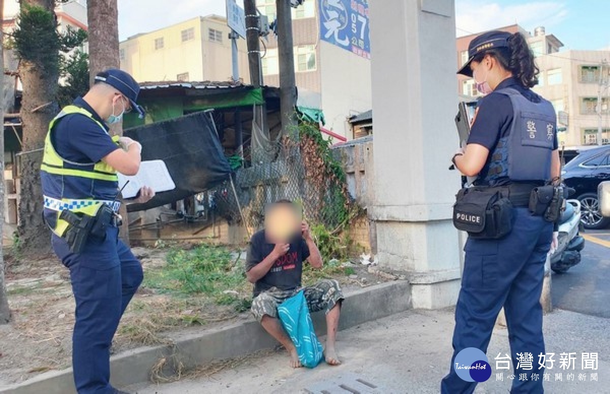 北港警分局落實稽查休閒娛樂場所關閉管制，亦針對人潮聚集處所及街友宣導防疫措施，若民眾未戴口罩將依規定移請縣府裁罰。