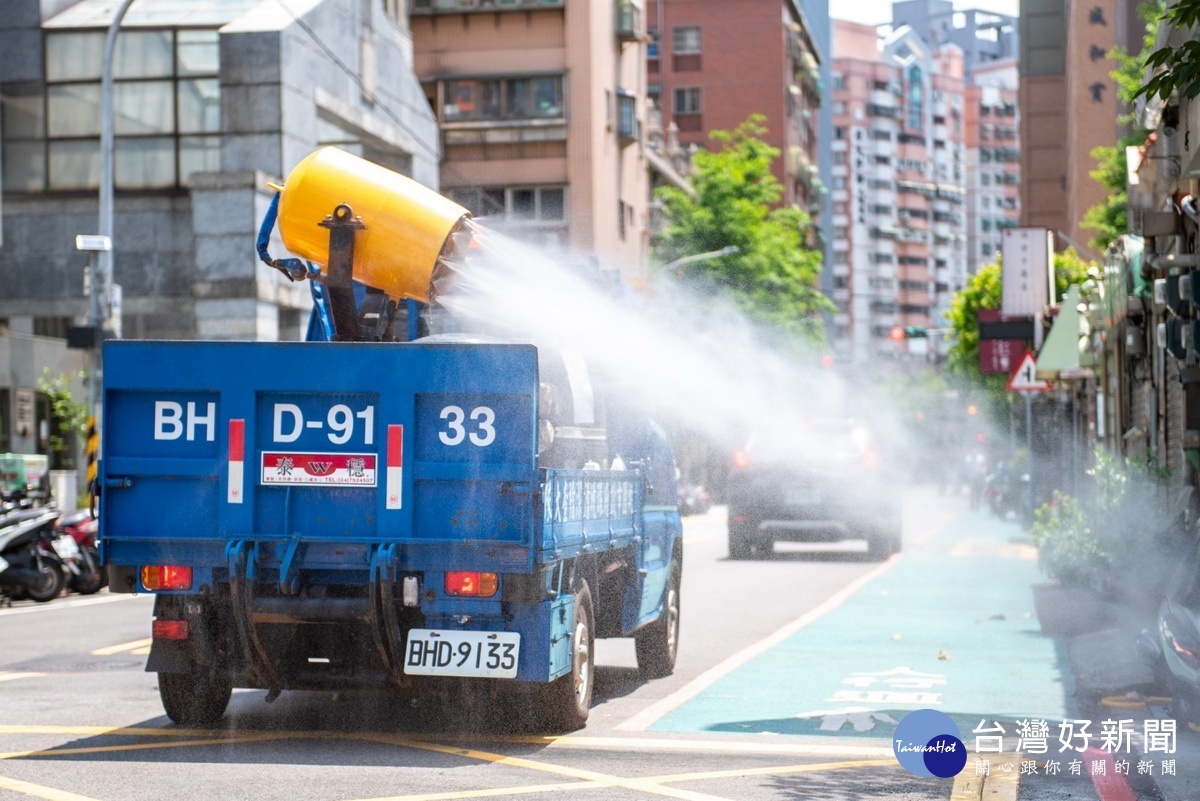 桃園市防疫消毒大隊進行桃園市第二輪全市大清消防疫工作。