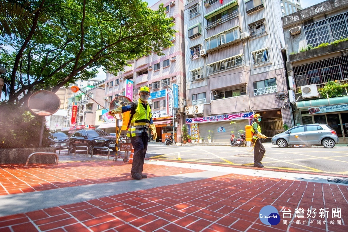 桃園市防疫消毒大隊進行桃園市第二輪全市大清消防疫工作。