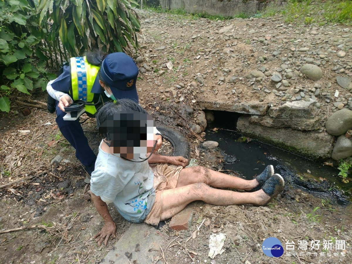 失智老婦跌坐菜園，員警查詢身分協助就醫