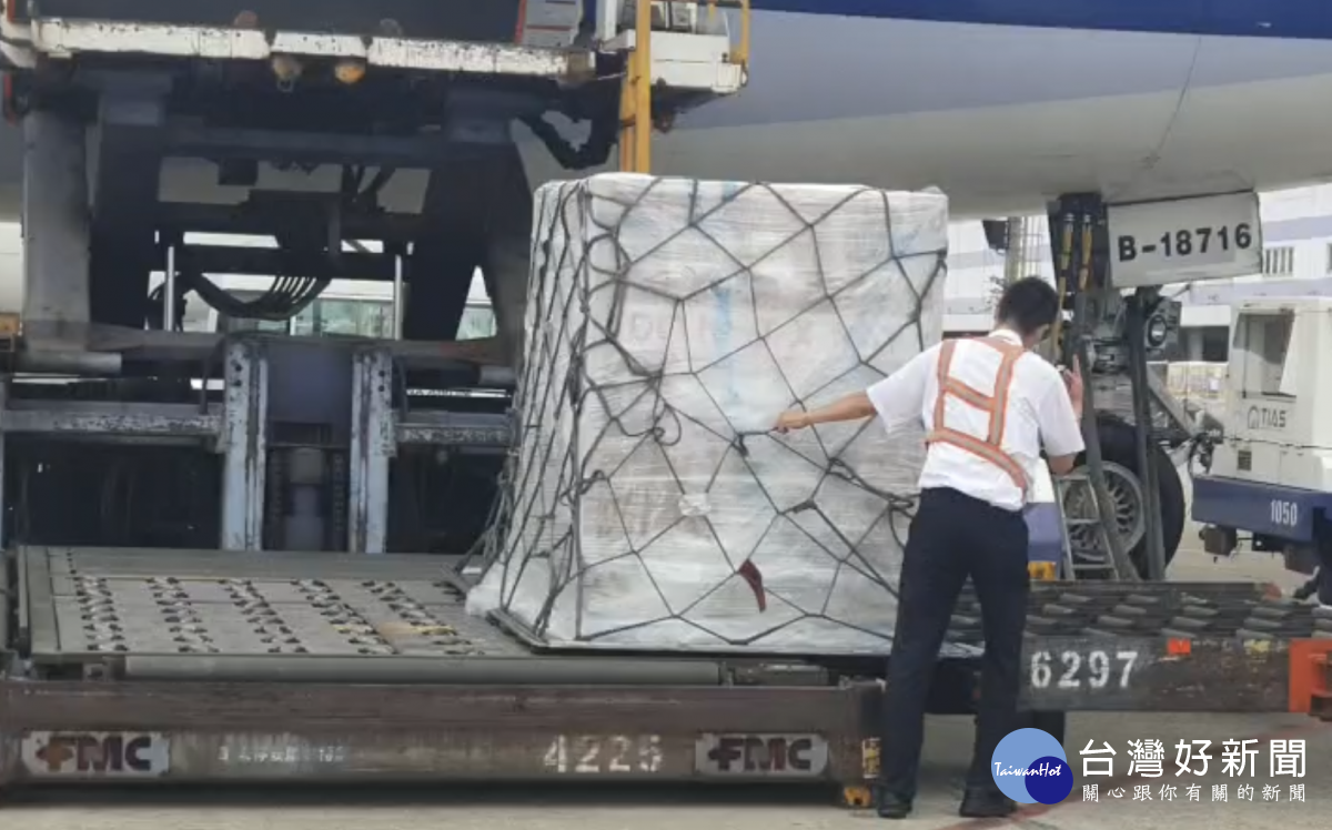 莫德納疫苗15萬劑分裝二個冷鏈櫃運抵桃園國際機場