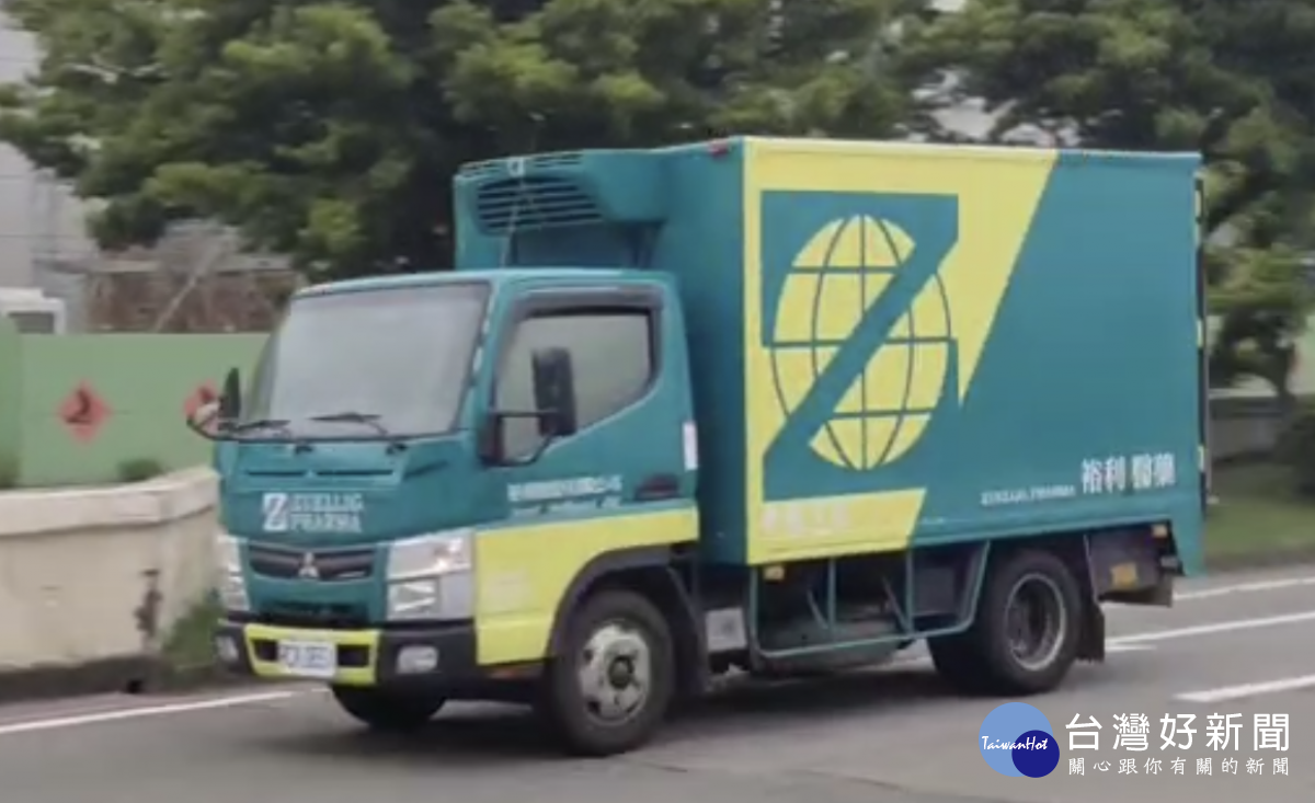 莫德納疫苗15萬劑由冷鏈車載運離機場至冷鏈儲物流中心進行檢驗封緘作業。