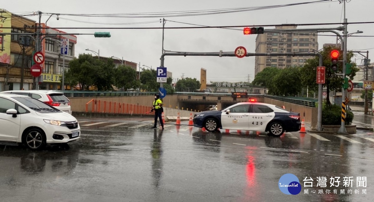 強降雨造成地下道排水不及而積水，楊梅警方交通疏導確保用路人安全