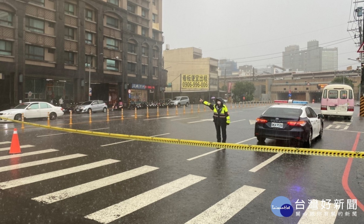 強降雨造成地下道排水不及而積水，楊梅警方交通疏導確保用路人安全