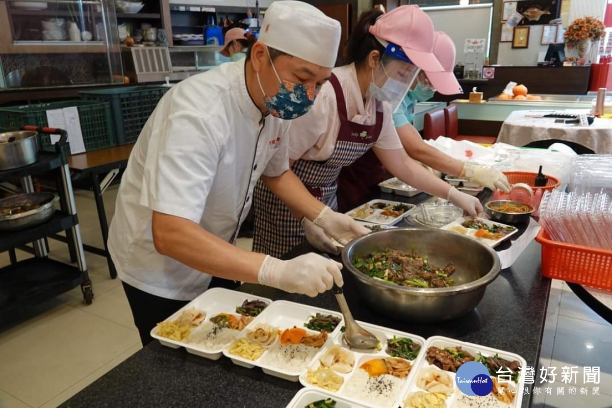 餐廳老闆捐贈愛心便當 為疫情注入一股暖流