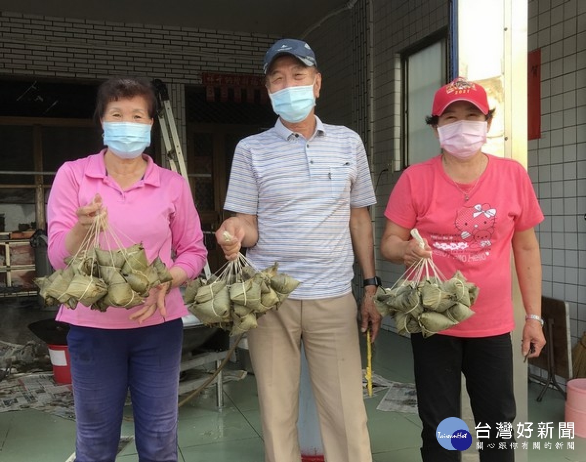 北港鎮農會選用在地優質農特產，遵循防疫措施以分流方式辦理包粽活動，避免群聚又能讓鄉親感受端午佳節的溫馨。