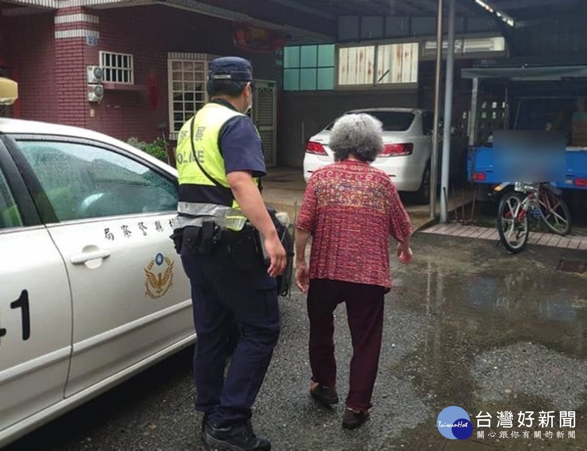 82歲的老婦淋著雨在街頭行走，熱心路人發現報警求助，經臺西警方細心協尋後，平安將老婦載送返家，化解虛驚。