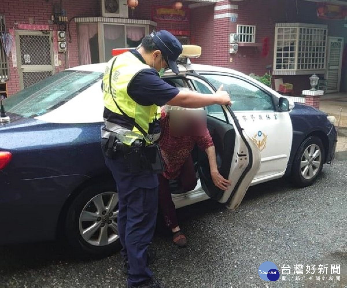 82歲的老婦淋著雨在街頭行走，熱心路人發現報警求助，經臺西警方細心協尋後，平安將老婦載送返家，化解虛驚。