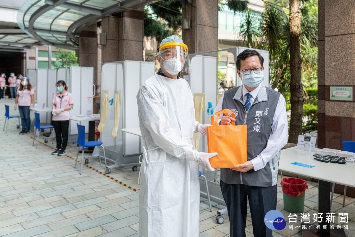 建立移工防線固安計畫啟動，桃園市長鄭文燦視察台達電快篩作業。