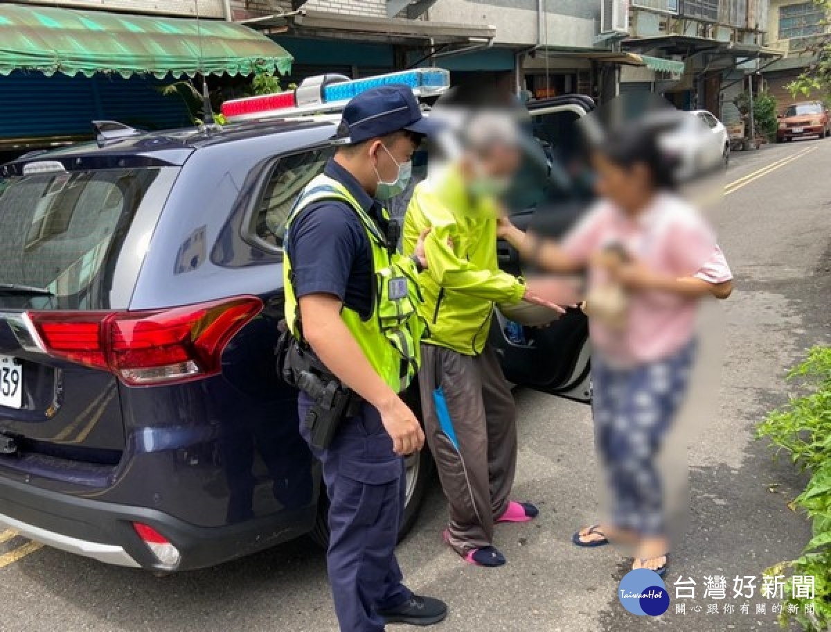 迷途失智翁無力癱坐在路旁，虎尾警方攙扶老翁坐上警車安全將其送返住處，交由家中外籍看護照料，亦向其家屬報平安。