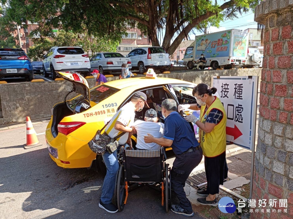 楊梅警分局效仿國外「疫苗得來速」的概念，規劃交通動線