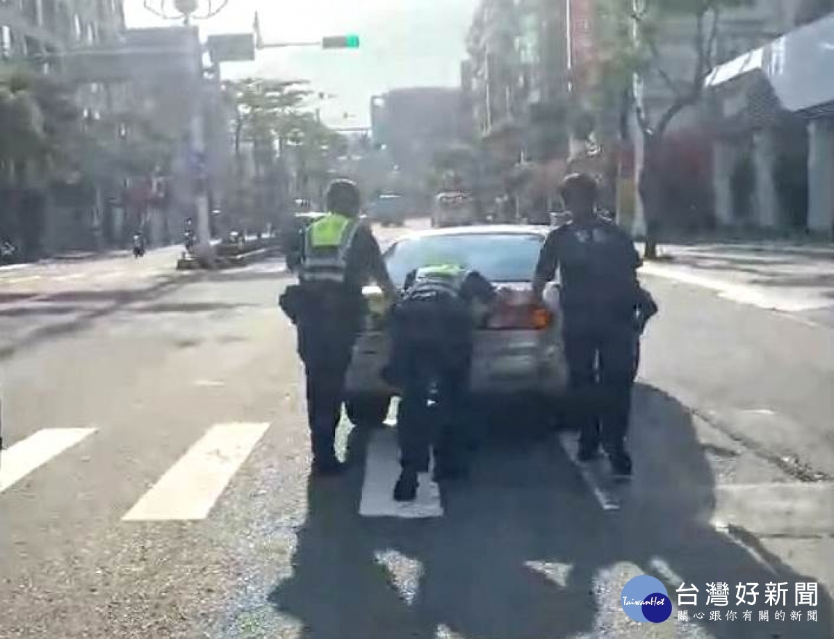 排除故障車預防事故發生車主感謝員警協助 尋夢好新聞