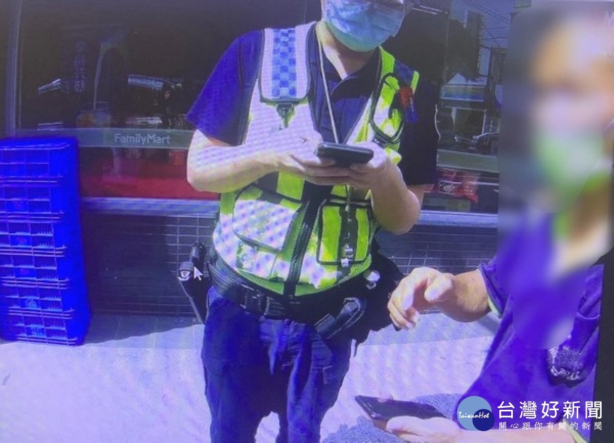 虎尾所員警獲報超商有民眾於ATM前行為可疑，立即趕赴現場揭穿常見之交友詐騙，成功保住鄉親的血汗錢。