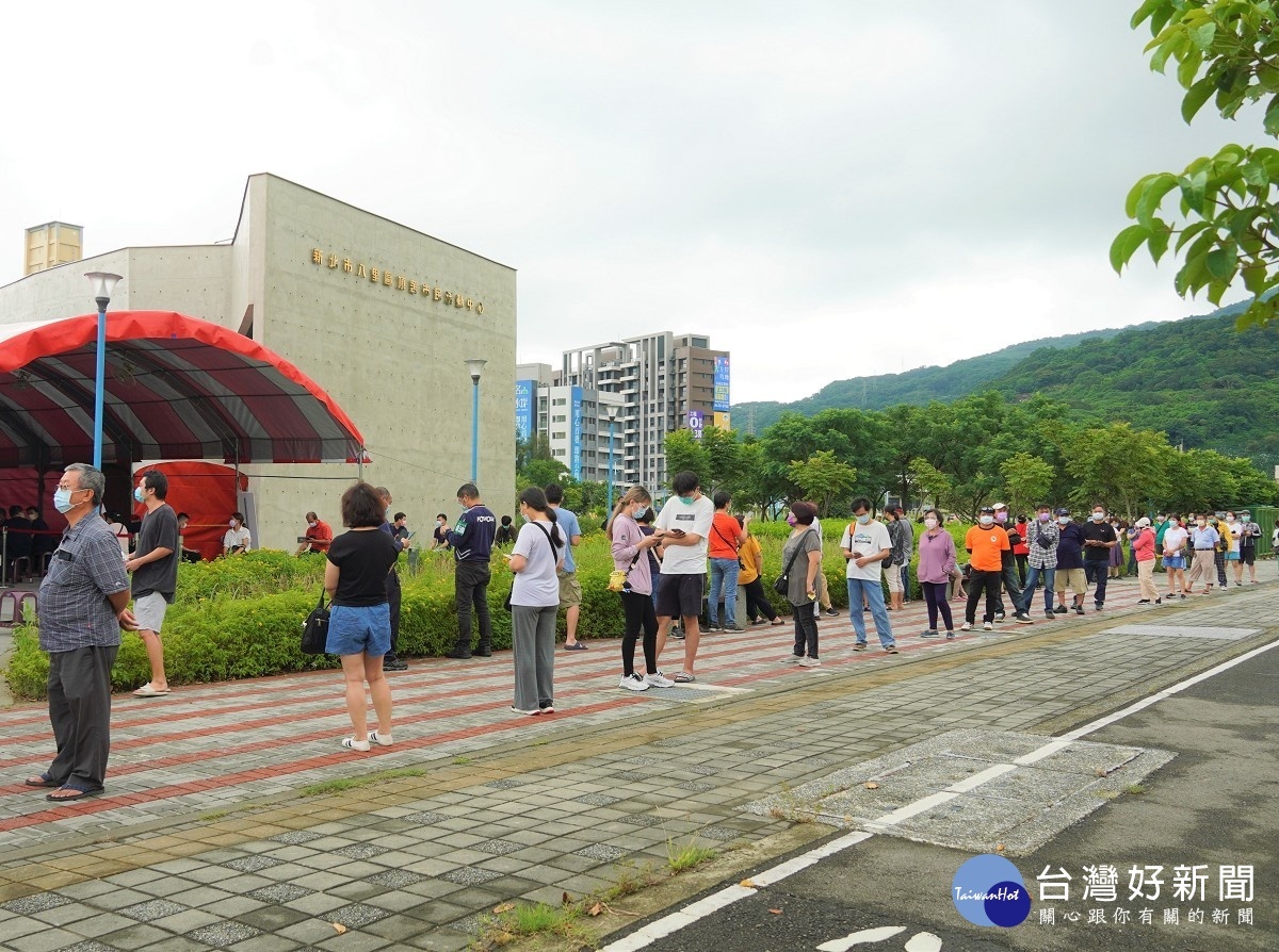 八里鄉親依序排隊進行篩檢