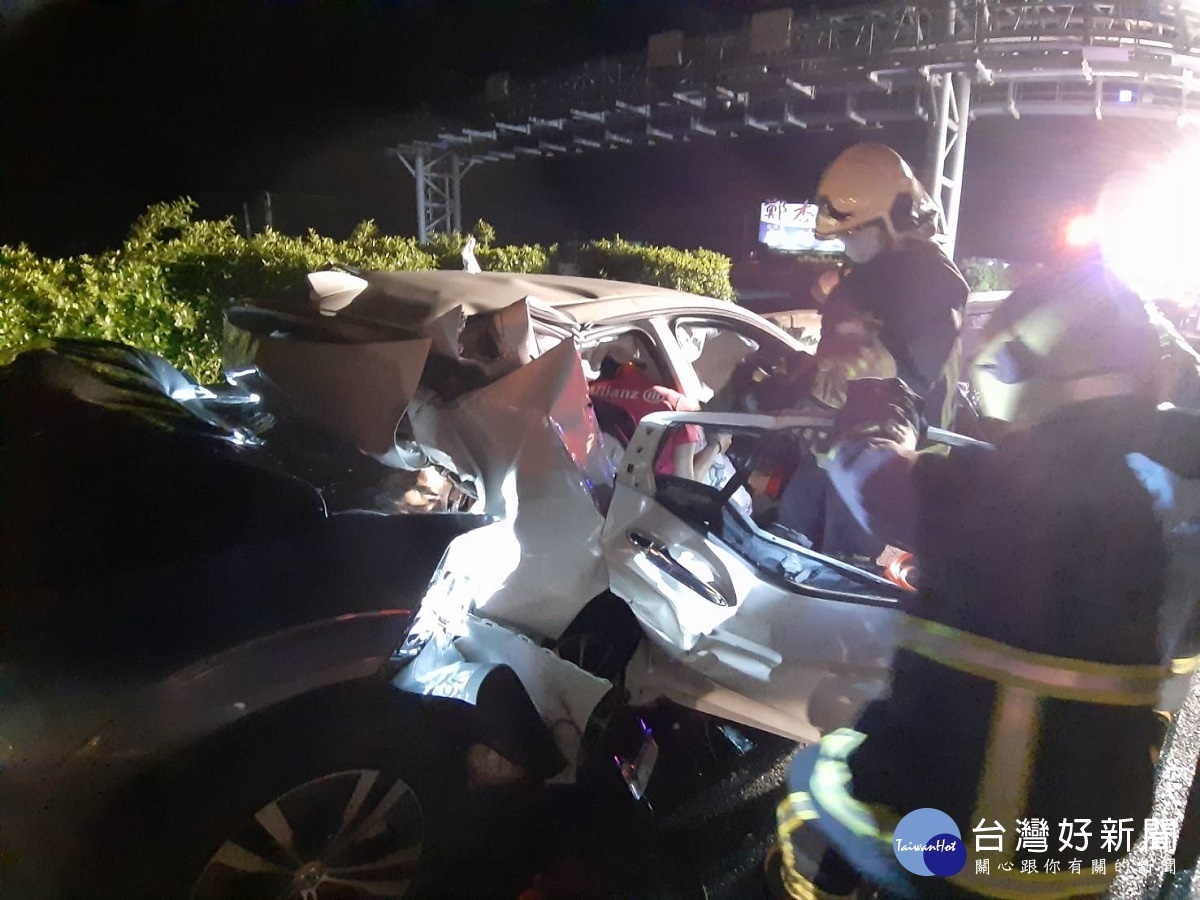 國道一北上彰化段轎車爆胎遭後方追撞　嚴重潰縮釀1死3傷 台灣好新聞 第2張