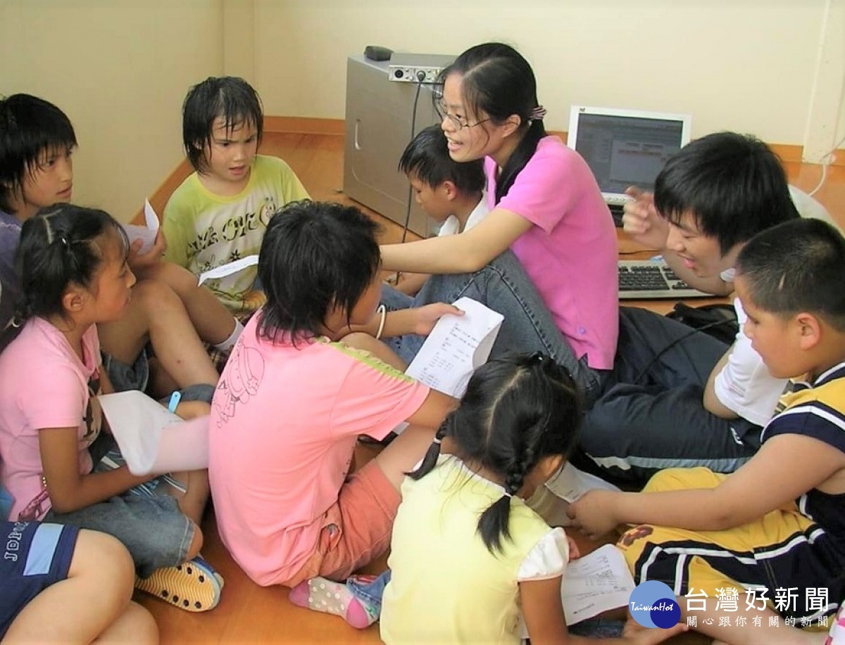 中原大學資管系師生上山教光華部落的原住民小朋友使用電腦，迄今已有長達18年的情誼