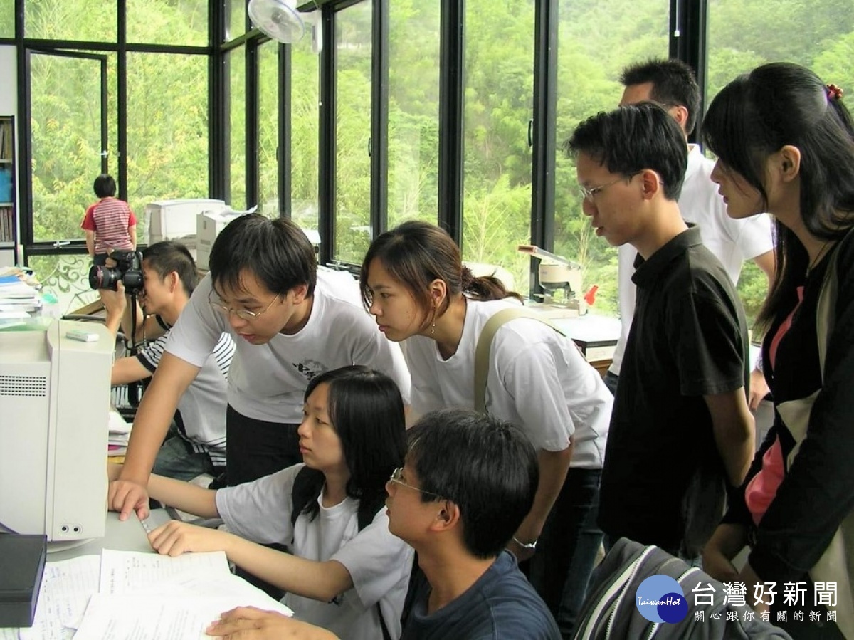 中原大學資管系師生長期關懷復興區泰雅族部落，以專業服務社區，善盡大學社會責任