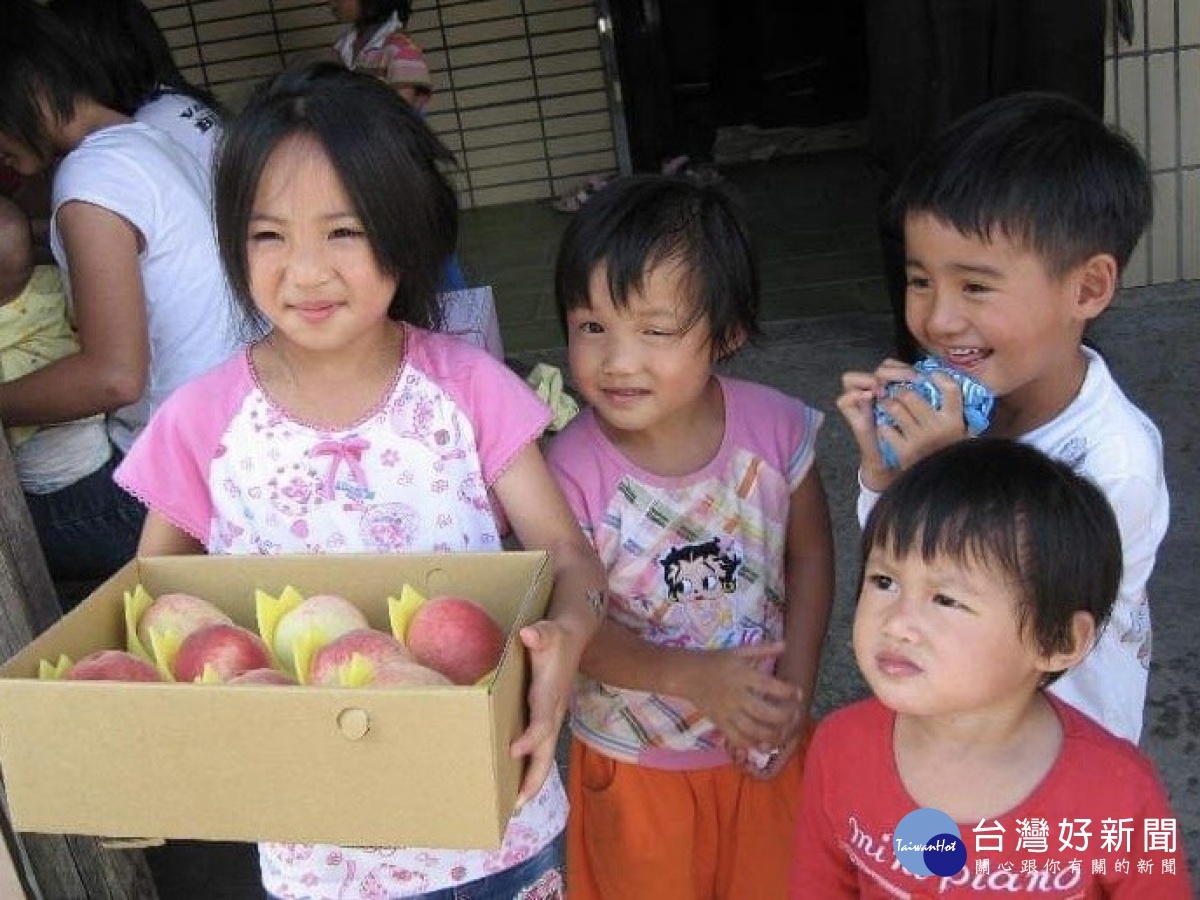 中原資管師生走出教室、用資訊專業協助拉拉山果農網路銷售水蜜桃，致力於縮減數位落