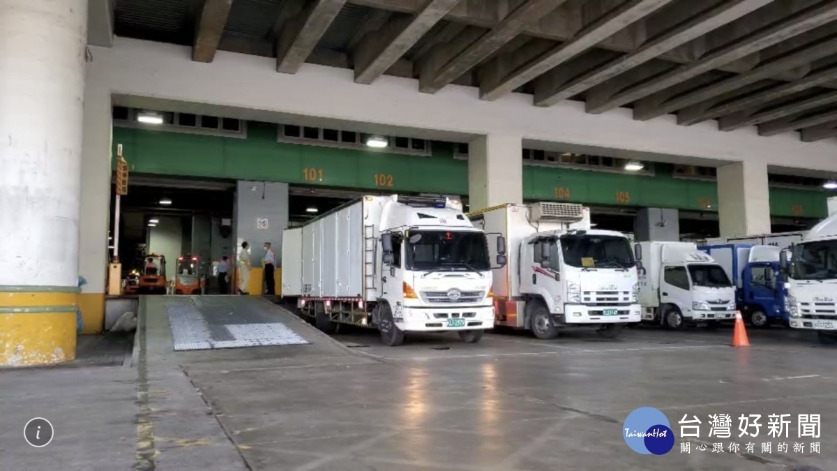 冷鏈車運送疫苗至大園區裕利物流中心進行檢驗封緘作業