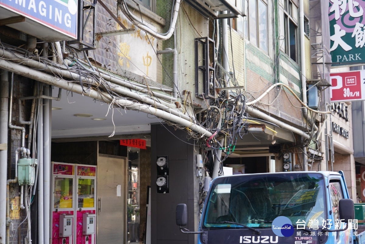 中壢區中正路居民陳情，指路邊電線、電纜亂象，嚴重影響市容觀瞻