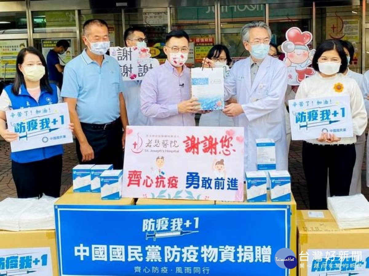 國民黨主席江啟臣代表捐贈隔離衣及防護口罩，呼籲中央與地方齊心爭取疫苗，提高民眾疫苗施打率，即可早日達到集體免疫目標。