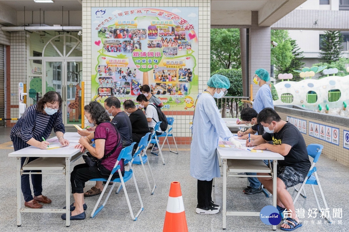 桃園市長鄭文燦視察桃園魚市場疫苗施打情形。