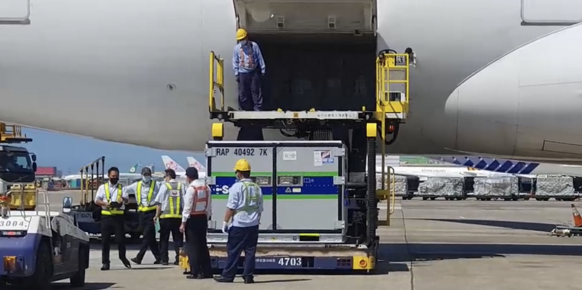 日本航空JL 809航班載運AZ疫苗124萬劑抵桃園國際機場