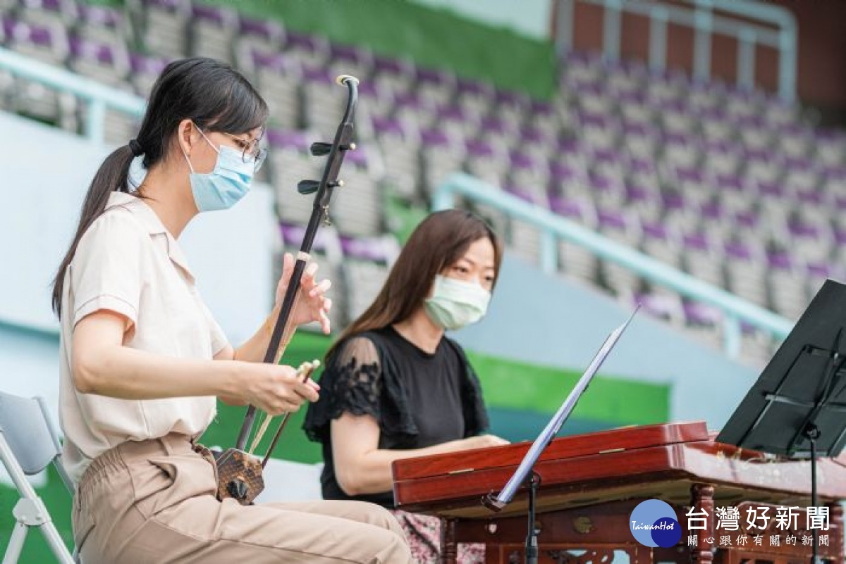 桃園市國樂團演奏在地作曲家鄧雨賢先生的作品