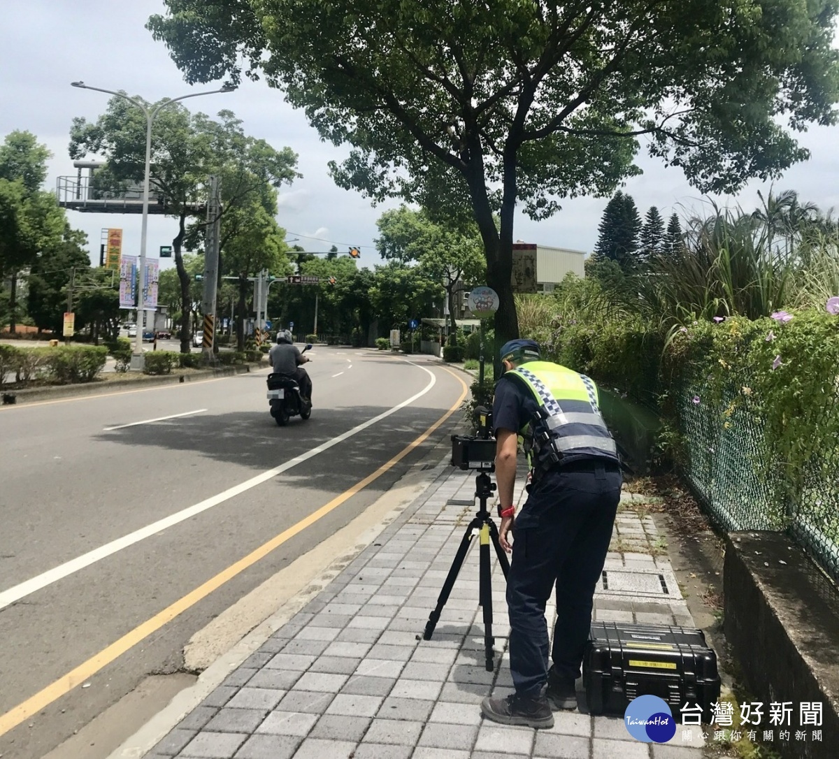 龍警為維護交通安全，執行「安道防故」執法專案勤務