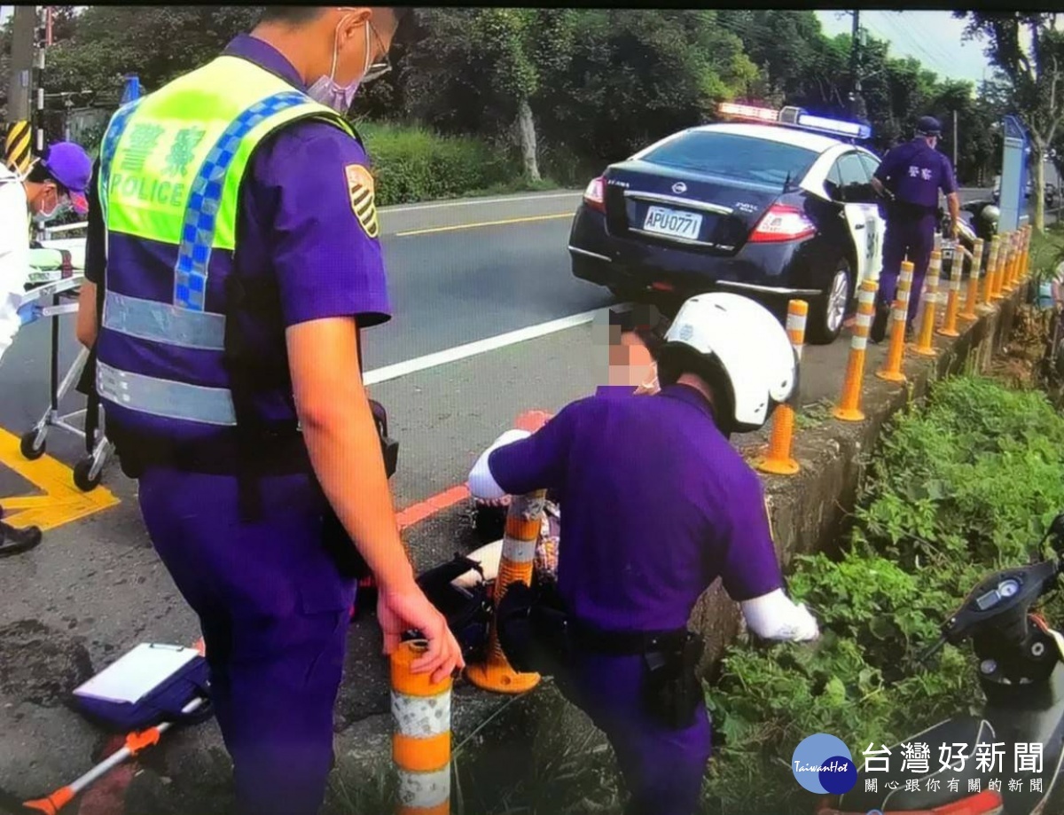 女子騎車精神不濟跌落田埂，警幫忙抬車助脫困