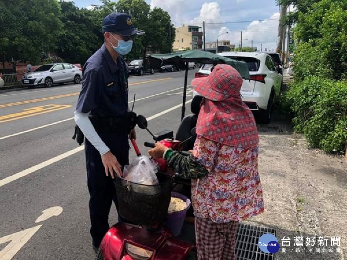 電動車路上拋錨　熱心警助老婦安全返家 台灣好新聞 第2張