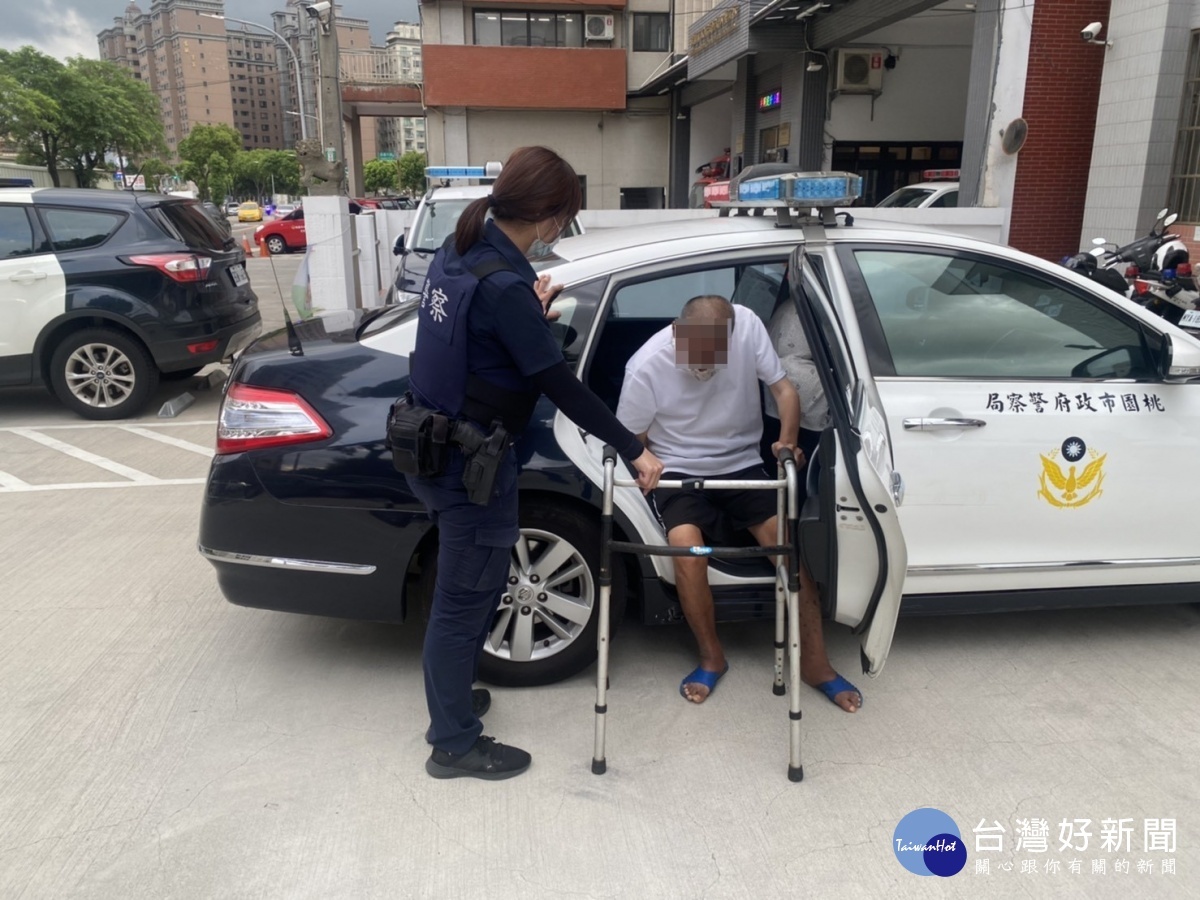 獨居老人疑似有失智迷途狀況，警方協助返家