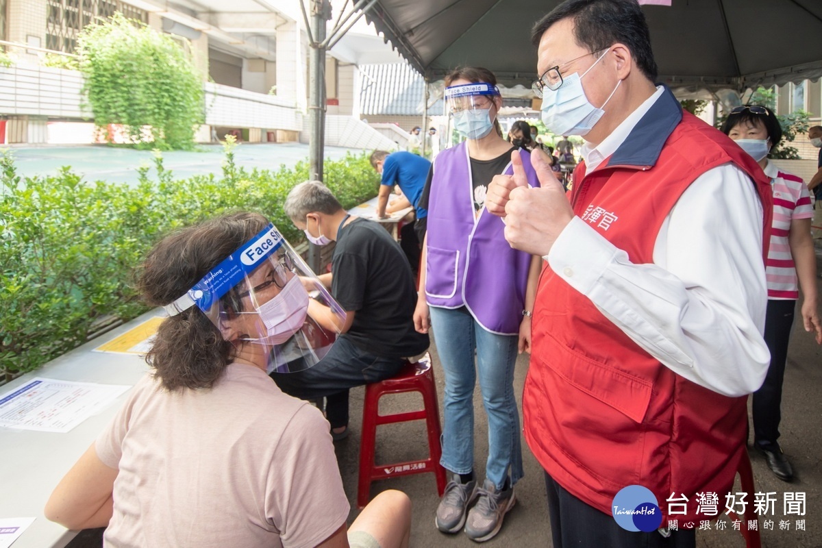 桃園市長鄭文燦視察疫苗接種站，關心民眾接種注射情形。