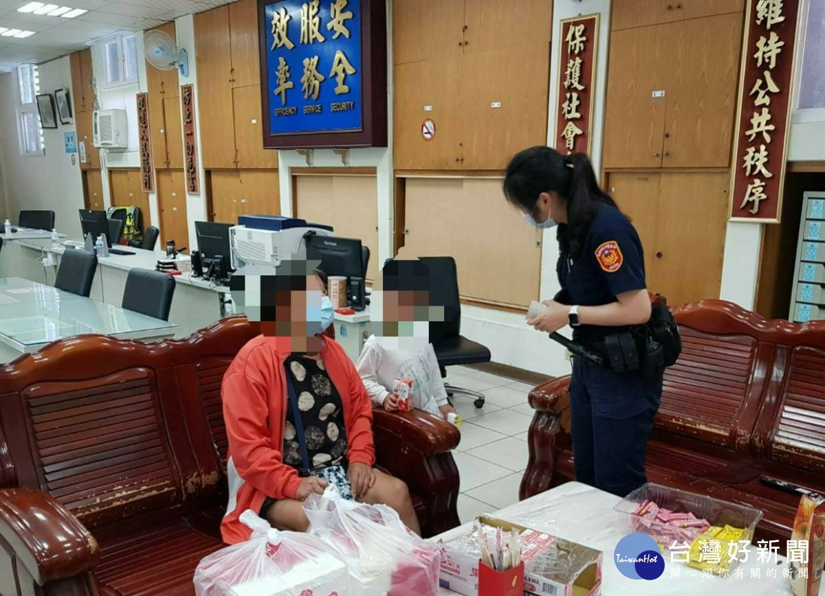 3歲男童迷途呆坐大馬路旁　警化身保姆助返家 台灣好新聞 第2張