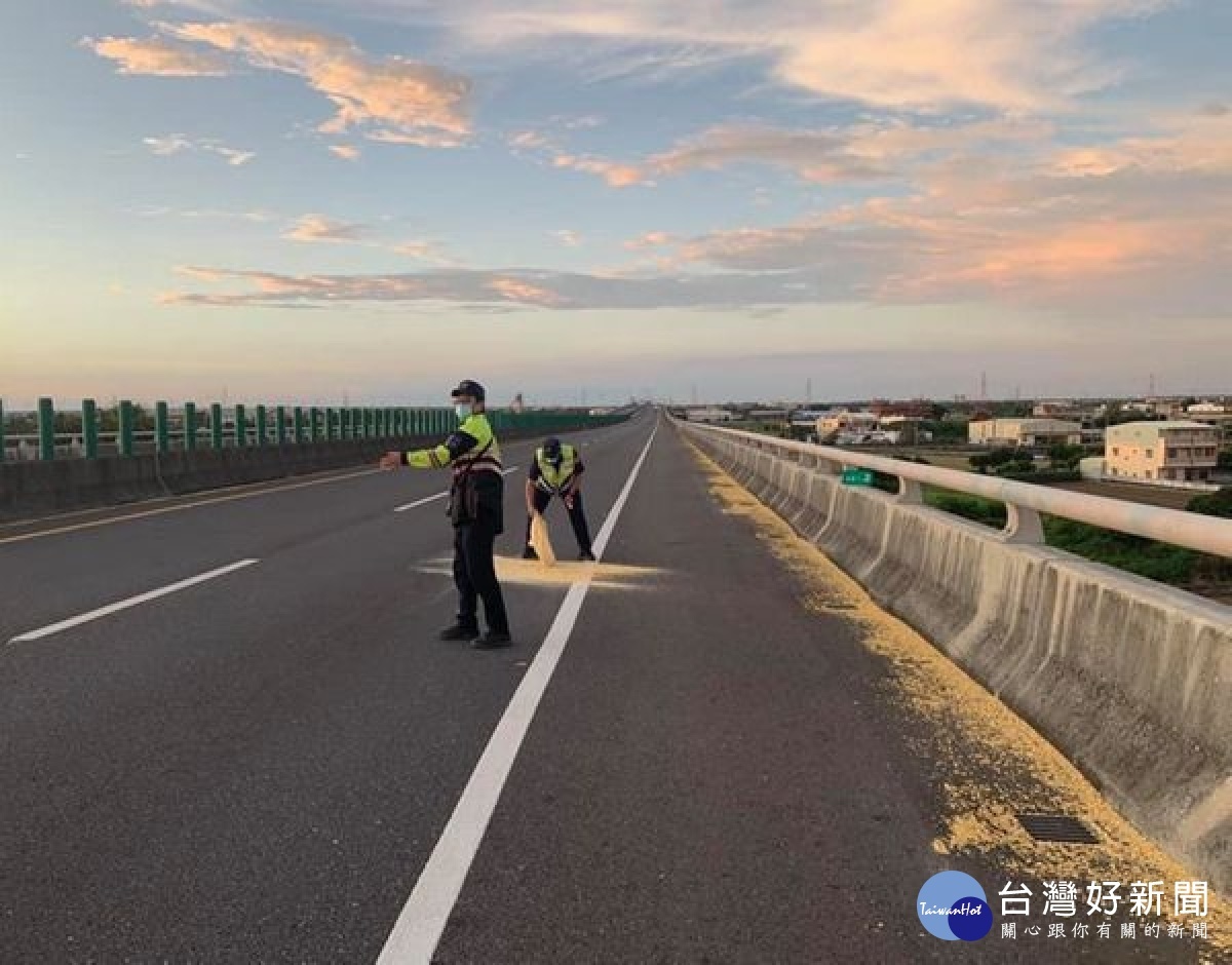 榖物散落快速道路　警冒險排除 台灣好新聞 第2張