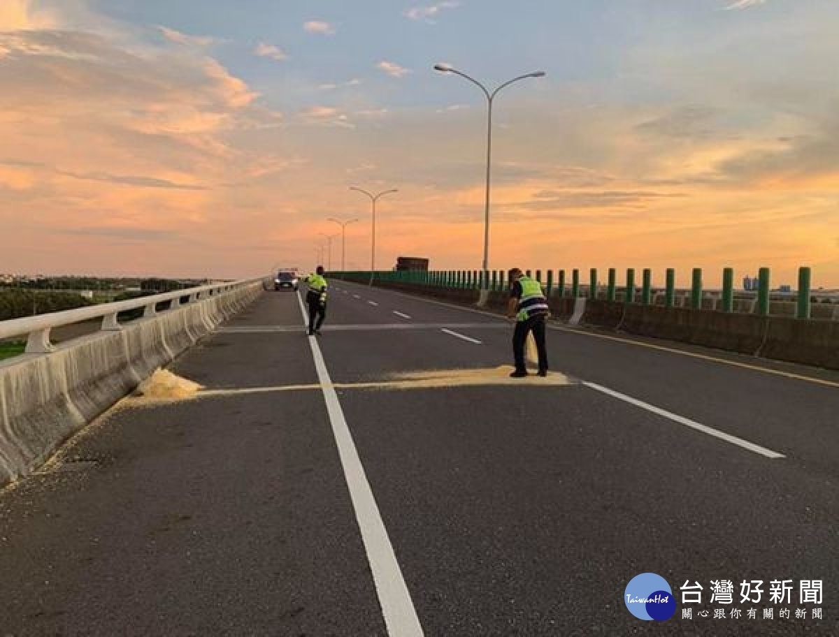 榖物散落快速道路　警冒險排除 台灣好新聞 第3張