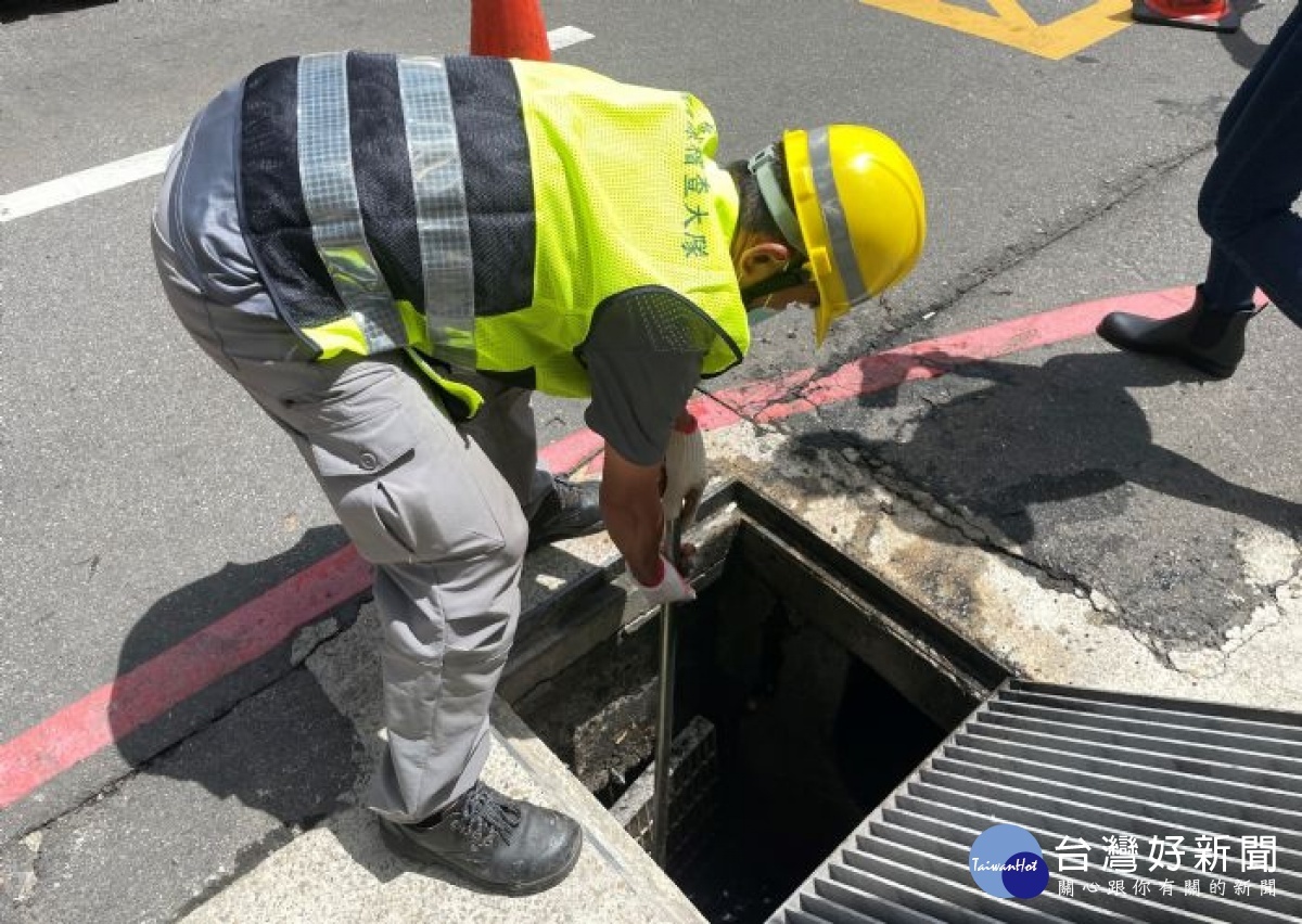 桃環局防範颱風豪雨「烟花」登陸，加強市區道路側溝巡檢及清疏工作