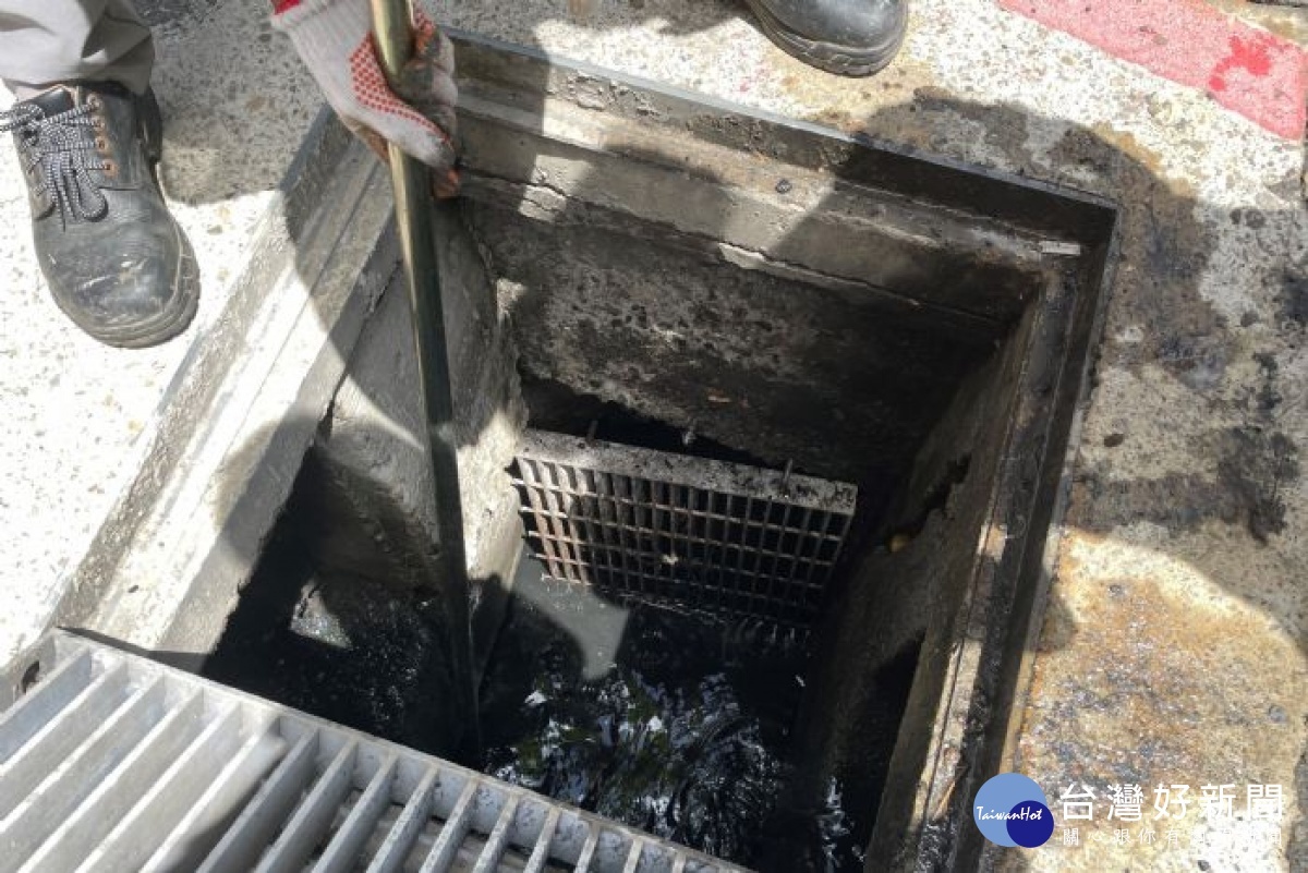 桃環局防範颱風豪雨「烟花」登陸，加強市區道路側溝巡檢及清疏工作