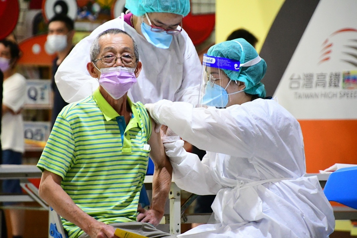 桃園市長鄭文燦在市府農業局長郭承泉陪同中，關心農業相關場域第七類對象專案施打疫苗的接種情形。