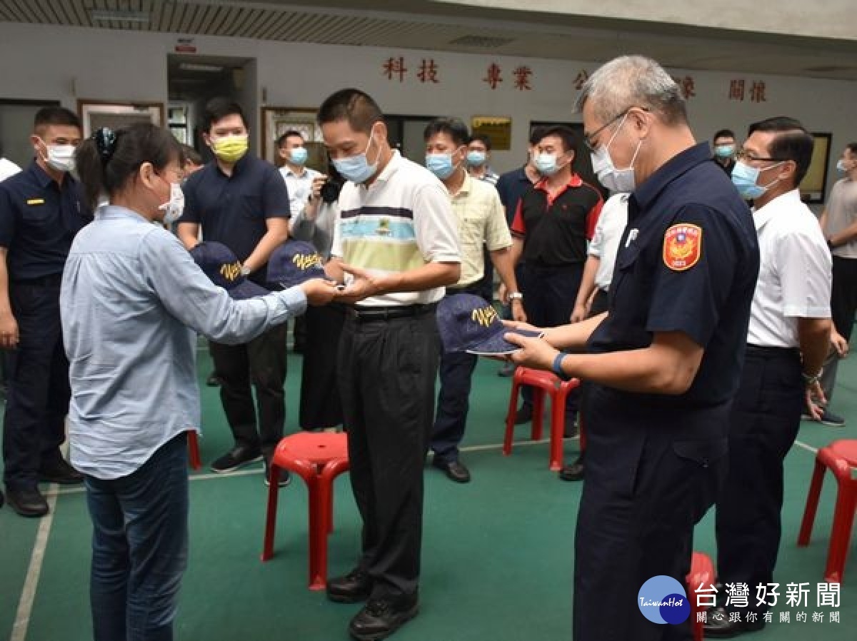 副縣長謝淑亞代表至縣警局發送小禮物，藉行動表達對於「辛勞警察父親」的慰問與敬意，並感謝全體守護雲林這個大家庭。