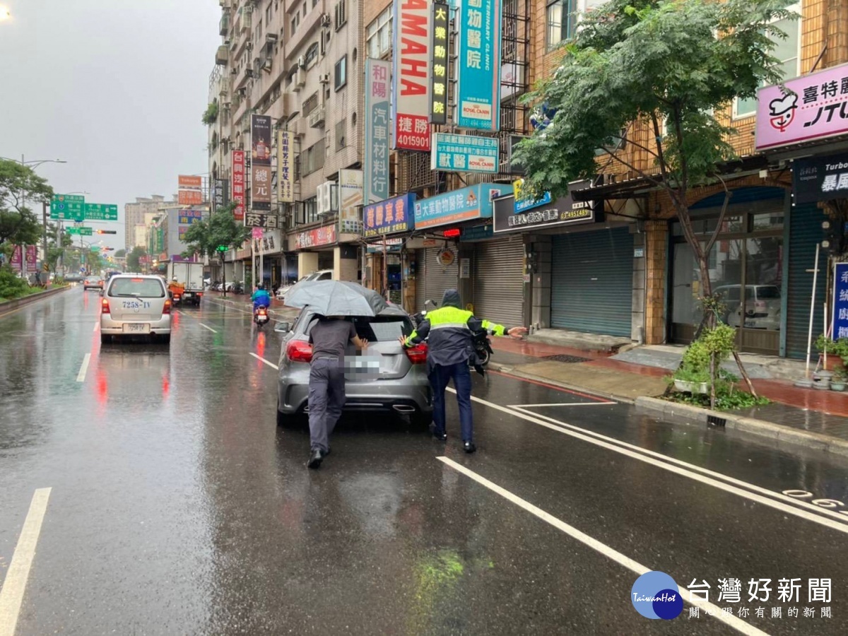 男子駕車路中拋錨，平警冒雨伸援推車解危