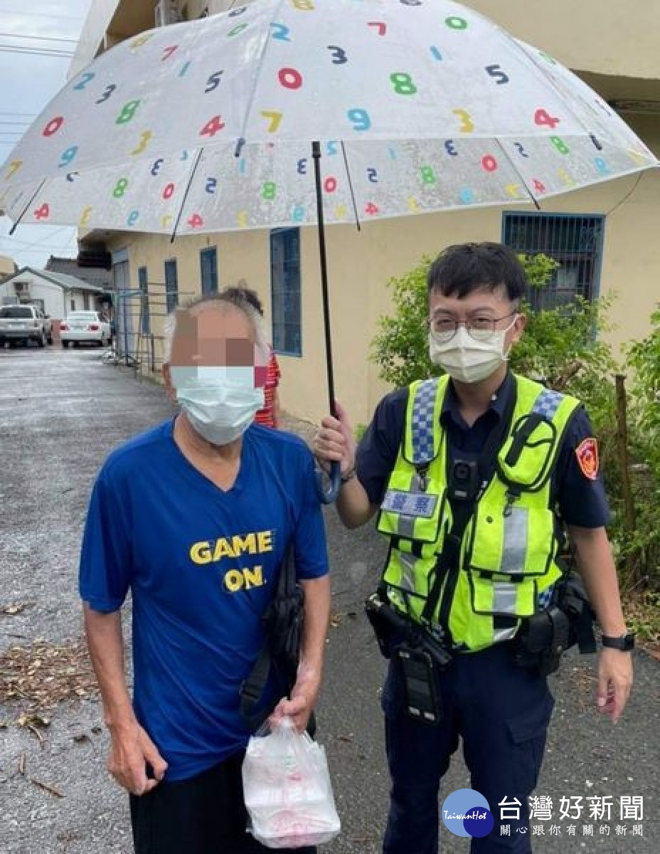 老翁駕駛電動代步車外出買午餐，返程突遇大雨，導致車子拋錨動彈不得，水林所員警及時伸援，將全身淋濕的老翁安全送返家中。