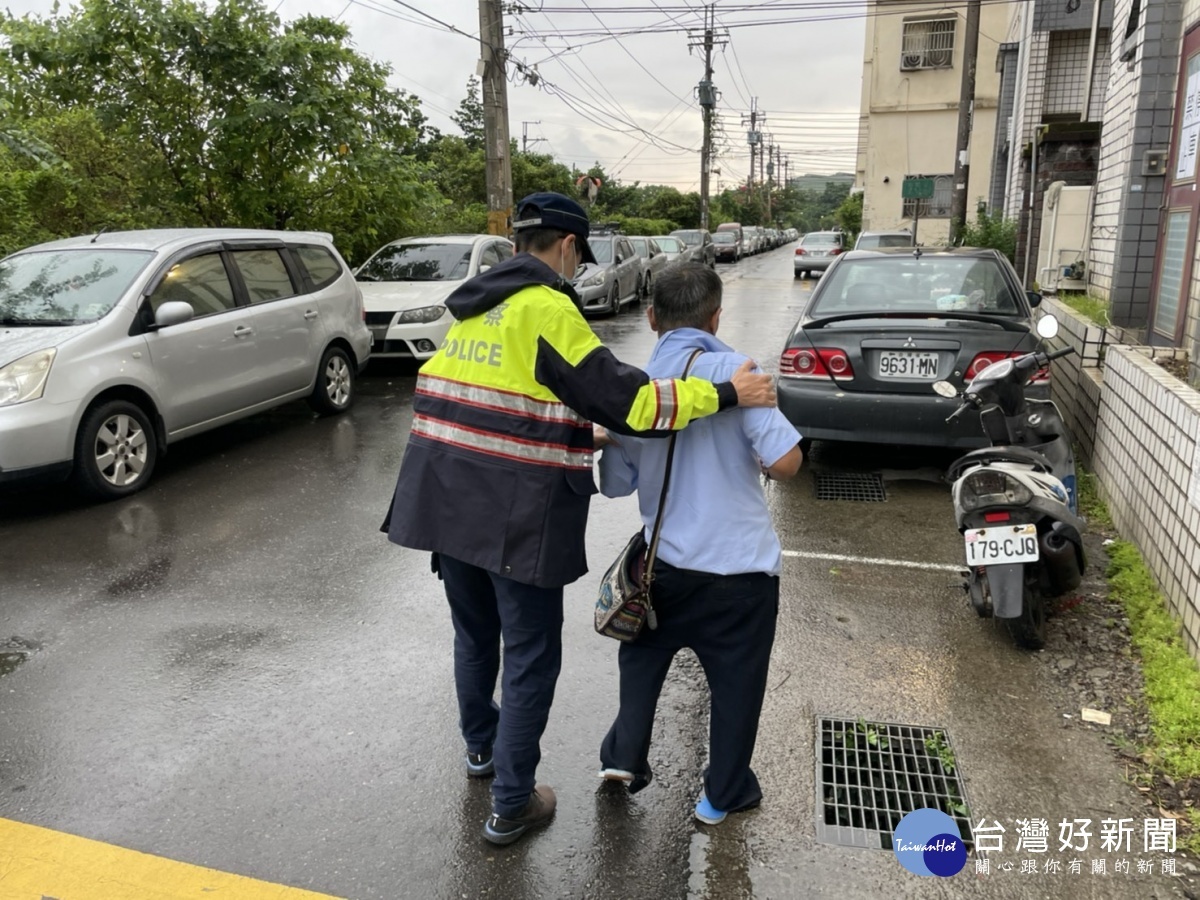 夜班保全下班精神不濟，恍神迷路警協助返家