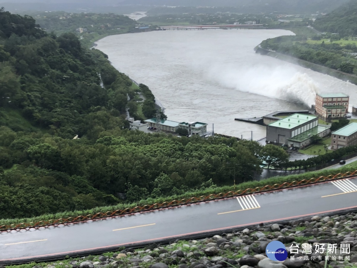 盧碧颱風襲台挾帶豪大雨，石門水庫持續進行調節放水。