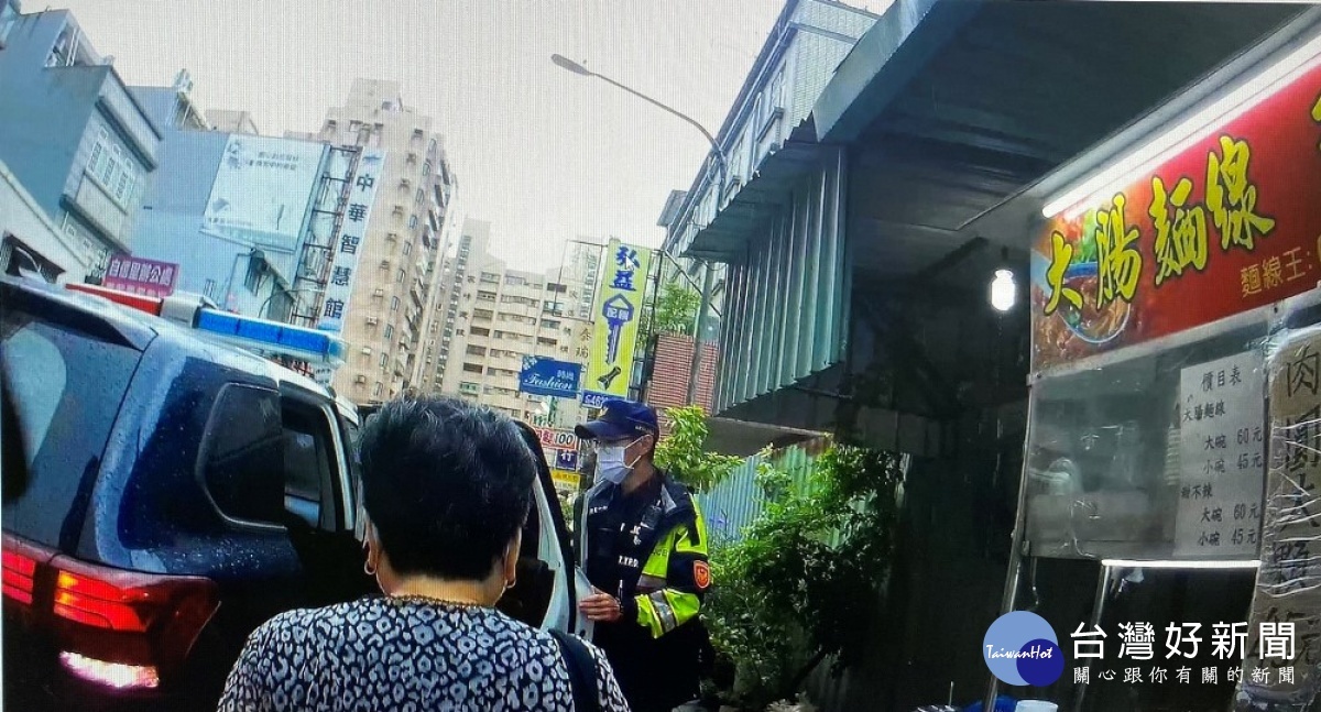 擔心婦人提百萬現金安危，中壢警暖心主動護鈔