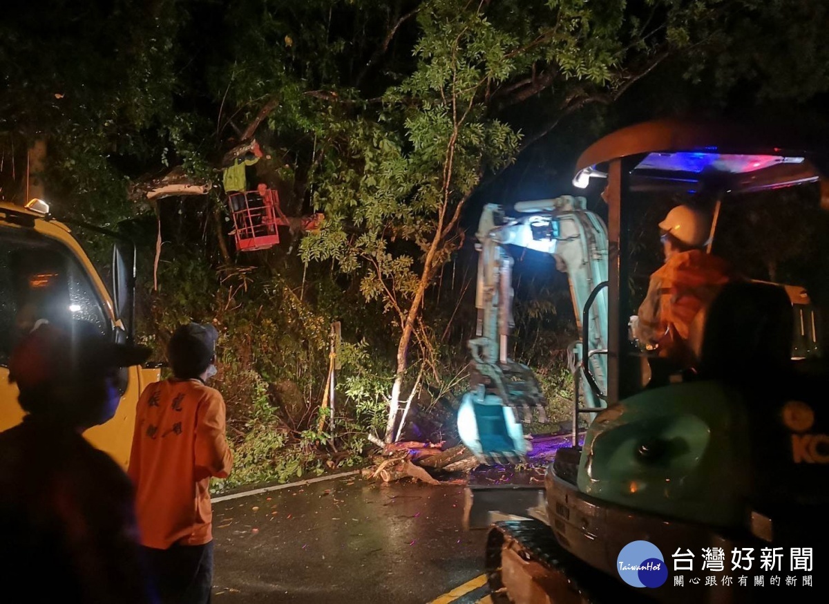 復興區民宅土石流及路樹倒塌，大溪警協助處理災情